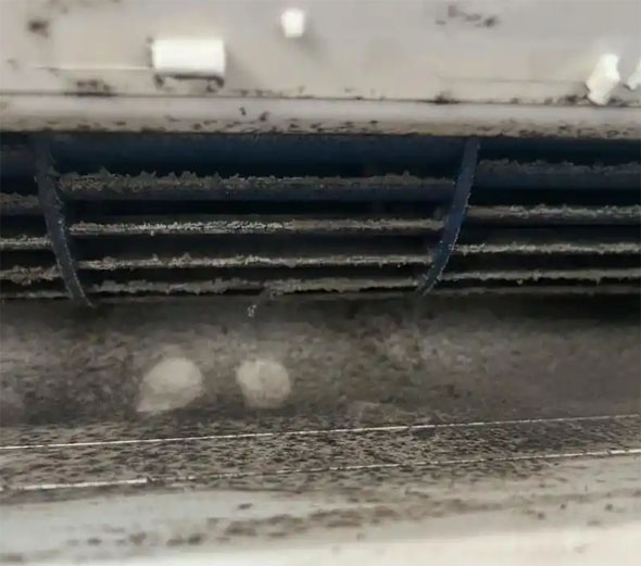 右江空调吹的风有股烧焦味是怎么回事